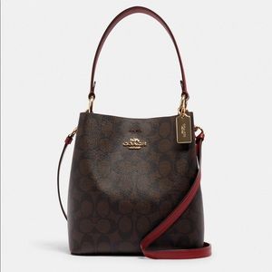 COACH crossover handle bag, super cute and light.excellent condition, like new.